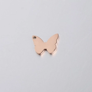 Detailopname van een massieve vlinder hanger in roségoud met een handig ophangoog