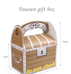 Detail view showing pirate treasure gift box dimensions with brown wood grain texture