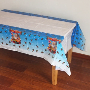 Détail de nappe de Noël jetable avec motif de Père Noël et bordure de flocons de neige bleue