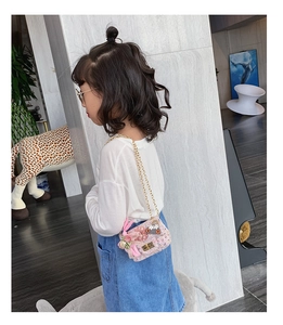 Mini sac bandoulière rose pour enfant en tweed avec breloque lapin et chaîne d'or