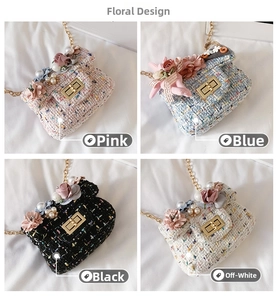 Dettaglio mini borse in tweed per bambini con fiori in tessuto, perle e catenine