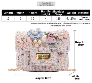 Dettaglio borsa bimba in tweed rosa con fiori di perle e dimensioni indicate 12x6x10cm