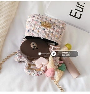 Dettaglio della capacità interna di una mini borsa in tweed con tracolla dorata