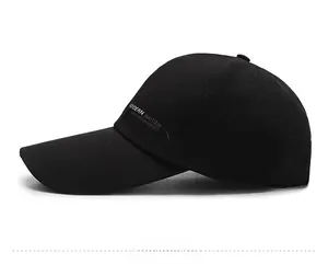Vista laterale del cappellino da baseball nero con scritte bianche stampate
