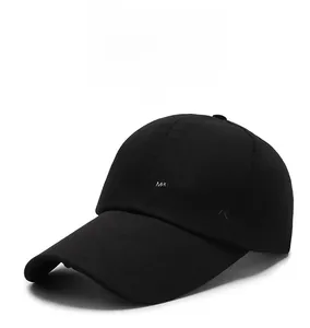Dettaglio del cappellino da baseball nero con stampa sportiva laterale e logo