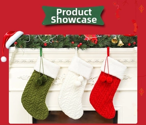 Détail de chaussettes de Noël en tricot rouge, vert et blanc avec pompons sur cheminée
