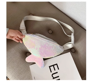 Detailansicht der schillernden Pailletten-Gürteltasche mit Meerjungfrauenschwanz.