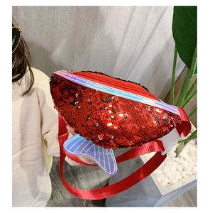 Detailansicht einer roten Pailletten-Kindertasche mit schillerndem Fischschwanz
