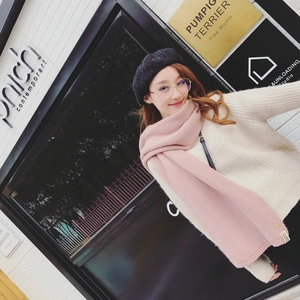 Détail d'une écharpe en maille rose avec une texture brossée douce portée par un mannequin
