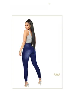 Vue détaillée des poches arrière et coupe ajustée du jean en denim bleu foncé pour femme