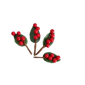 Bacche rosse artificiali con foglie verdi per decorazioni natalizie e composizioni