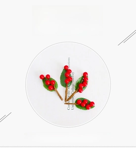 Dettaglio di bacche rosse con foglie verdi per decorazioni natalizie e scatole regalo