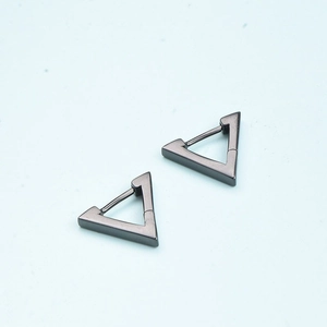 Boucles d'oreilles triangles noires minimalistes pour hommes et femmes avec fini métal