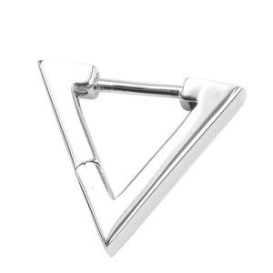 Boucle d'oreille triangle argentée minimaliste avec finition métallique polie sur fond blanc