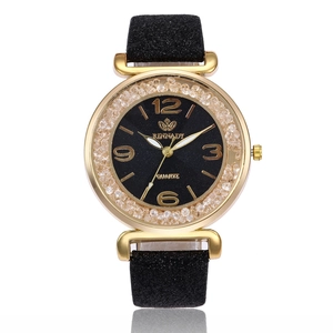 Dettaglio orologio al quarzo donna con quadrante in cristallo dorato e cinturino nero
