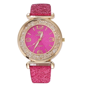 Dettaglio dell'orologio al quarzo da donna con quadrante glitter rosa e lunetta di strass