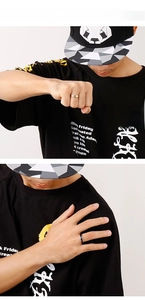 Détail d'une bague en acier inoxydable de 5 mm bicolore portée par un mannequin avec style