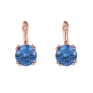 Détail de boucles d'oreilles en pierres bleues rondes, plaqué or rose avec de petits diamants