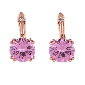 Détails des boucles d'oreilles or rose avec grands zircons roses et cristaux brillants