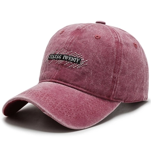Berretto da baseball in denim rosso lavato vintage con ricamo ZIAZAG TWENTY e stile retrò