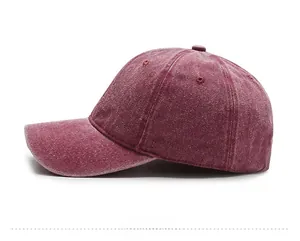 Vista laterale di un cappello da baseball vintage bordeaux lavato con etichetta ricamata