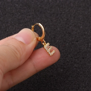 Petite boucle d'oreille créole dorée avec un pendentif lettre F serti de zircons