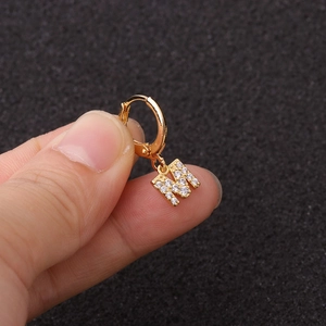 Boucle d'oreille en or avec pendentif lettre M serti de zircons pour piercing cartilage