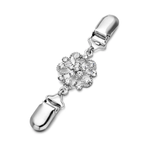 Clip per cardigan argento con strass floreali su sfondo bianco da donna