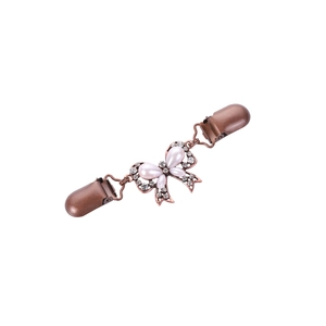 Dettaglio clip per cardigan a farfalla in bronzo con perle e strass luccicanti