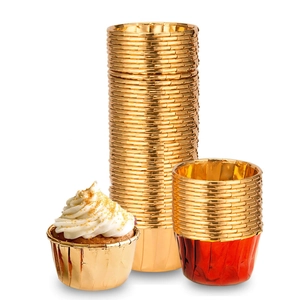 Caissettes à cupcakes en papier métallisé doré et rouge avec un muffin décoré