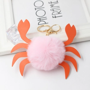 Dettaglio portachiavi a forma di granchio in peluche rosa con gambe in pelle arancione