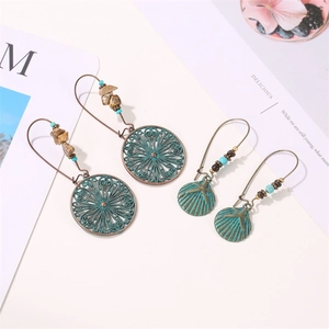 Boucles d'oreilles bohèmes en bronze avec perles turquoise et motifs floraux creux