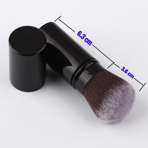 Dettaglio pennello trucco retrattile con dimensioni del manico 6,3 cm e testina da 3,6 cm