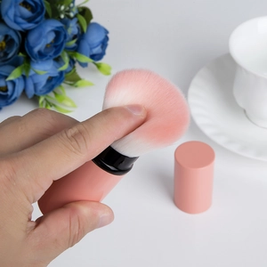 Dettaglio delle setole rosa sfumate premute per mostrare morbidezza e ottima elasticità