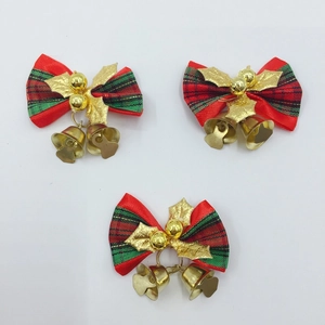 Gros plan de mini nœuds de Noël à carreaux avec clochettes dorées sur fond blanc