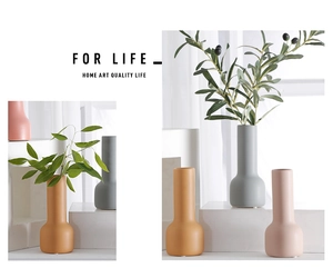 Detalle de jarrones de cerámica Morandi mate con diseño minimalista de cuello estrecho