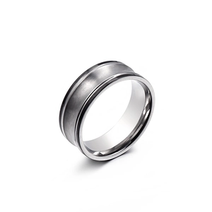 Bague minimaliste en acier titane avec finition mate brossée et bords polis sur fond blanc