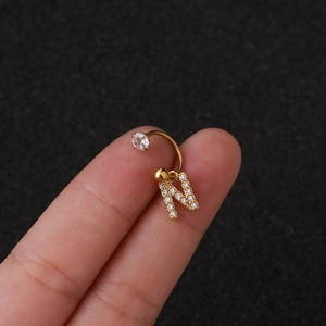 Vue rapprochée de la boucle d'oreille lettre N dorée sertie de zircons en acier inoxydable