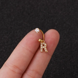 Clou d'oreille avec pendentif lettre R en zircone et anneau en acier inoxydable