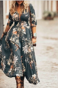 Détail de l'imprimé floral bohème et du col en V sur une robe longue fluide bleu marine
