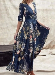 Détail de robe longue bleu foncé à col en V, motif imprimé et taille haute élégante
