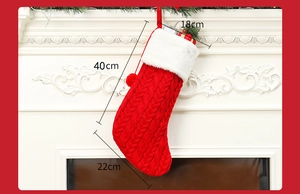 Détail de chaussette de Noël rouge tricotée avec guide des tailles 40cm et 18cm de large