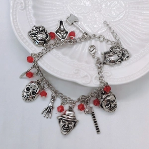 Bracelet à breloques de films d'horreur avec pendentifs argentés et perles rouges