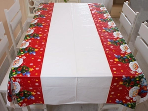 Détail d'une nappe de Noël jetable avec motifs du Père Noël et de sapins festifs