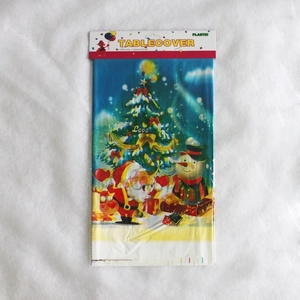 Nappe de Noël pliée en plastique avec motifs de Père Noël et de bonhomme de neige