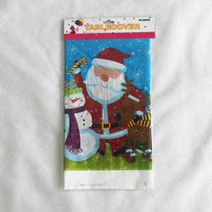 Détail d'une nappe de Noël jetable en plastique emballée pour décoration de fête