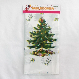 Détail de la nappe de Noël en plastique emballée avec motifs de Père Noël et sapins