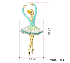 Dettaglio della spilla ballerina con dimensioni 5,7 cm di altezza e 2,5 cm di larghezza oro