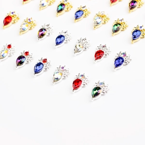 Charmants bijoux d'ongles en alliage avec strass colorés en forme de larme