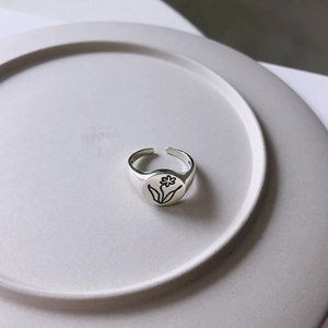 Detailed close-up of a 925 silver adjustable open ring with engraved floral line patterns